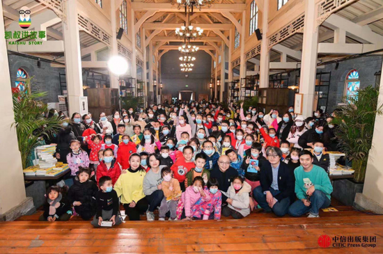 　凯叔与孩子们合影