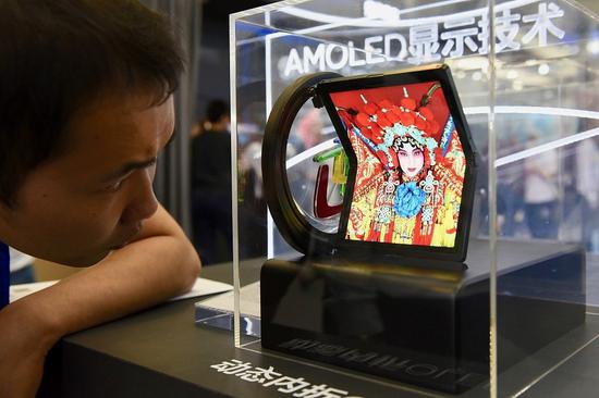 华星光电展示内折屏幕技术 来源：视觉中国