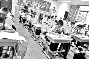 南京着力提高中小学课桌椅适配率 确保每间教室有不低于3种型号的课桌椅