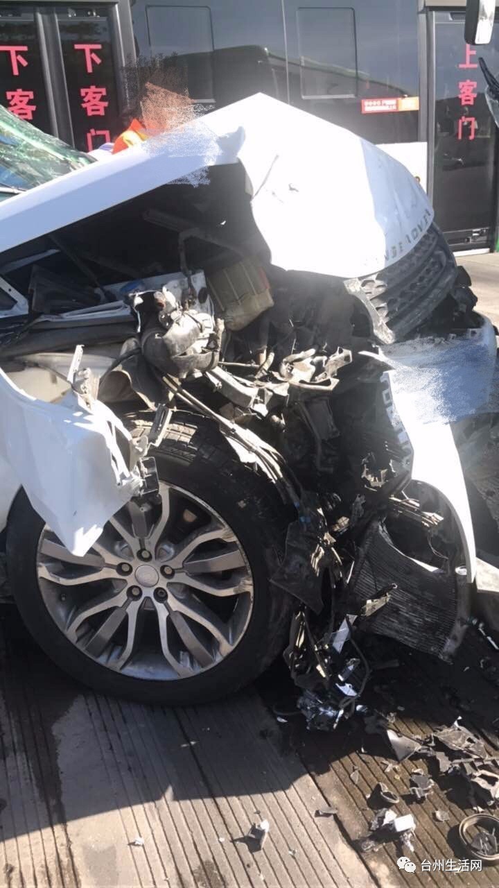 路虎发现4被追尾照片 路虎被追尾保险