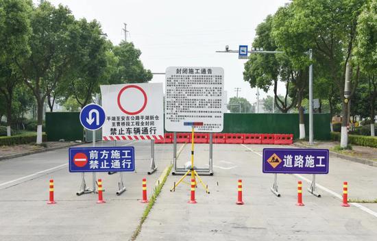 道路封道施工中