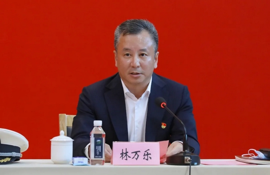 座谈会上,老红军老战士代表陈法文作视频讲话.