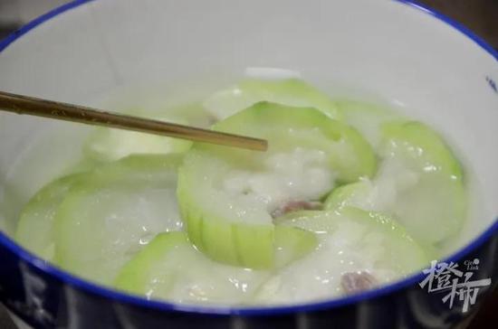 苹果丝瓜   肉丝瓜,吃起来口感最甜,而且一点丝瓜的药味都没有.