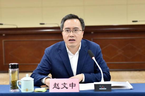 在巡特警大队,赵文中观看了防暴处突队警务实战训练