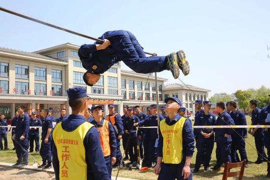 单杠卷身上(单杠吊卷腿)搬运重物折返绳索攀爬来自支队机关和全市7个