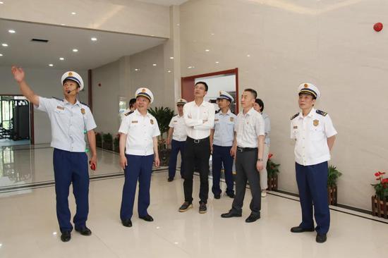 金松柏副总队长,张志东副区长为南湖站揭牌嘉兴市南湖区张志东副区长