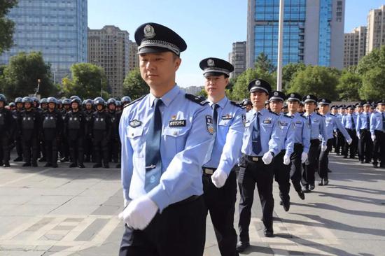 龙湾全区冬季大巡防启动 派出所特警中队授牌成立
