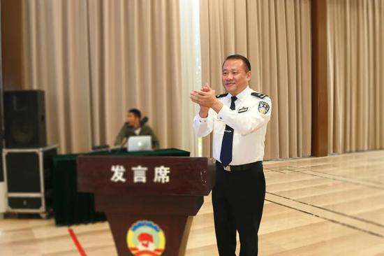 市公安局副局长徐志宏宣布移民事务服务中心正式启用