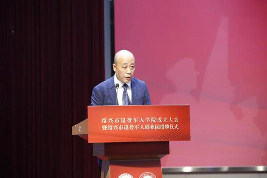 图为尹国梁宣读客座教授名单