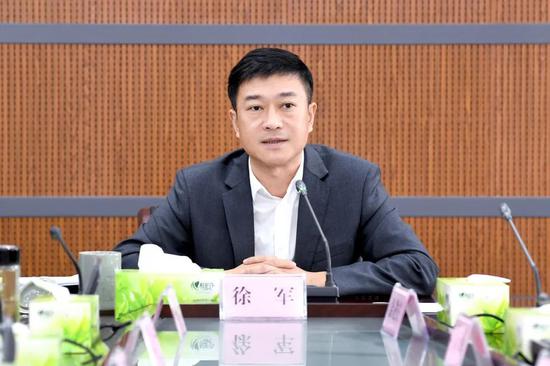 徐军在委员会第七次会议上强调 争做示范 奋力改革