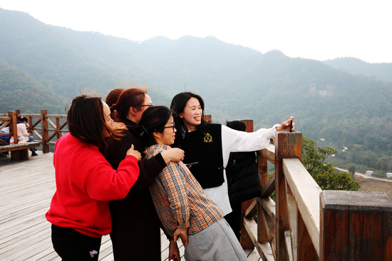 游客在景区拍照留念.