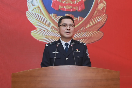 随后,市公安局党委委员,政治部主任陈文彬宣读退休通知,毛伟平为荣休