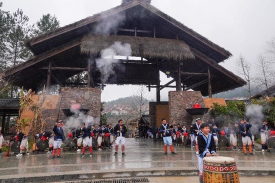 2023年白裤瑶年街民俗旅游活动在广西河池市南丹县隆重举行_新浪浙江_