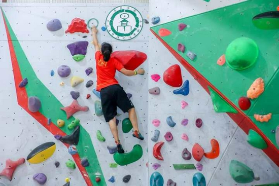 杭州市景苑中学的"攀岩墙"