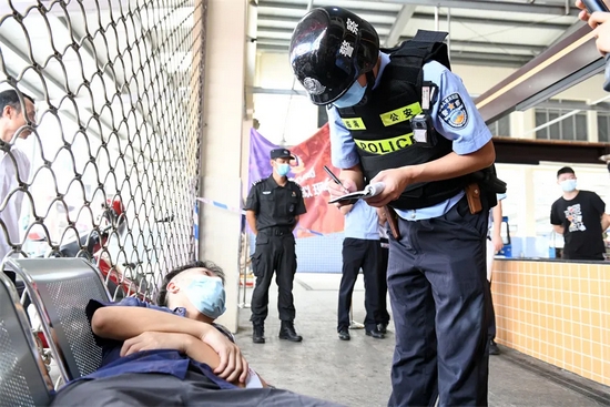 临海公安红蓝攻防实战训练在临海张家渡菜市场中展开