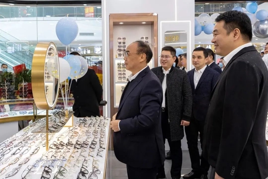 临海市,杜桥镇相关领导在杜桥眼镜城参观指导