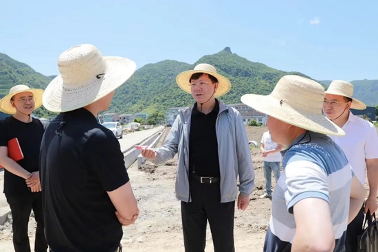 包顺富督查垦造耕地高质高效推进垦造耕地工作