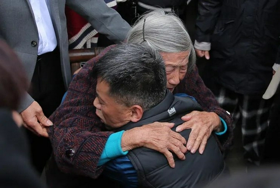 世上只有妈妈好,有妈的孩子像块宝,投进妈妈的怀抱,幸福享不了.