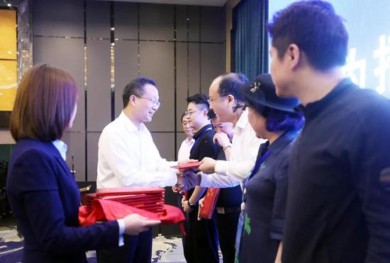 陈晨为浙江民泰商业银行董事长江建法,环领集团董事长陈春明等13