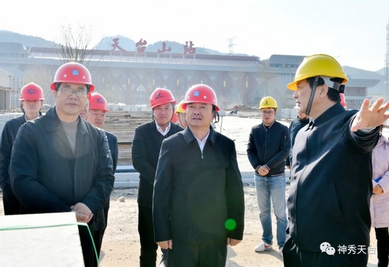 台州天台县县长崔波在督查杭台高铁保开通工作