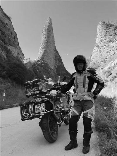 蔡小平在骑行途中.图片由受访者提供