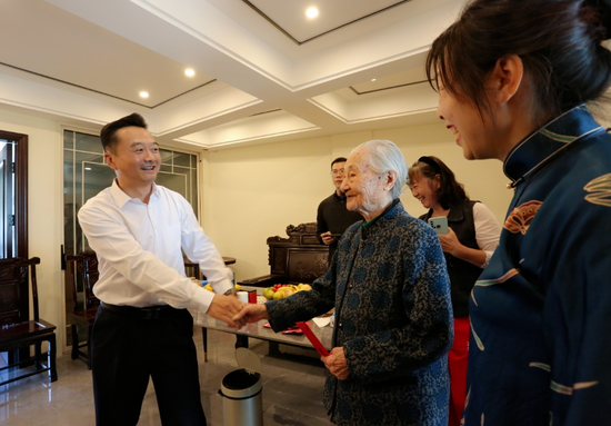 日前,县领导崔波,占雅静,陈红雷,梅安虎分别带队走访慰问部分老干部和