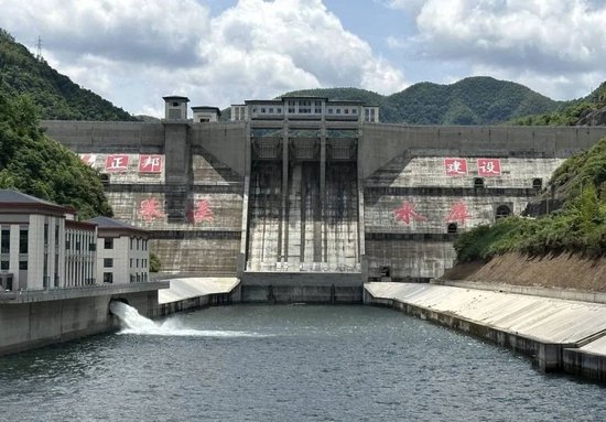 在台州朱溪水库工程土建二标项目工地,工人们正在输水隧洞外围建设