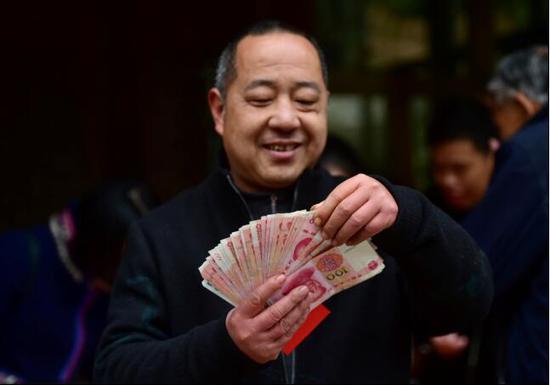 正文   原标题:武义畲乡:茶农抱团打品牌 小年喜领分红款 通讯员:许军