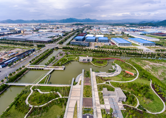 沿海工业城 连新觉 摄