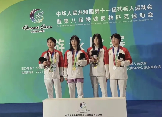 浙江绍兴袍江中学校领导慰问并祝贺全国冠军沈珈慧