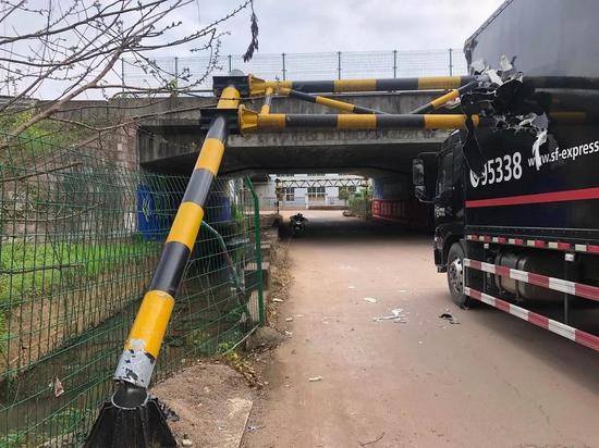 货车碰撞限高杆 监控全程拍下碰撞瞬间