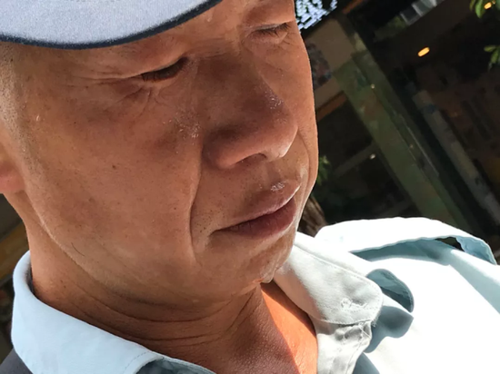 被汗水浸透的脸庞