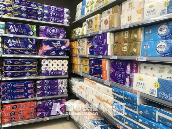 全国多地纸巾涨价上热搜 杭州阿姨在超市买了好几袋