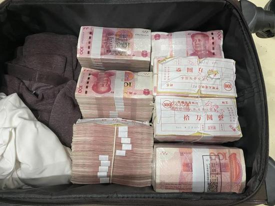 拿错行李70万现金疾驰而去 铁路警方鼎力相助