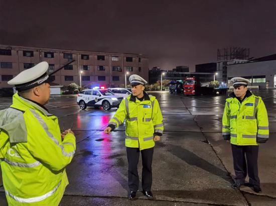 局局长,高速总队党委书记,总队长汤仲海在综合指挥支队负责人的陪同下