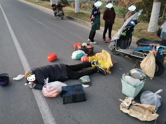 老人騎車不小心摔倒腦部出血 所幸遇見他們送醫及時