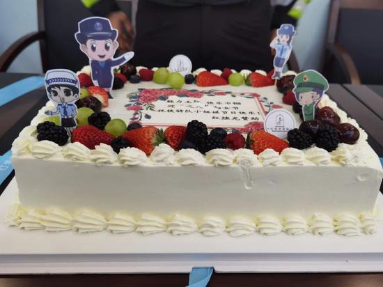 台州晚报小记者们闯进警营给女警们送上祝福