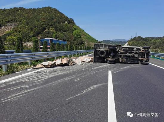 高速上翻车,司机:感觉遇到一股不可对抗的神秘力量_新浪浙江_新浪网