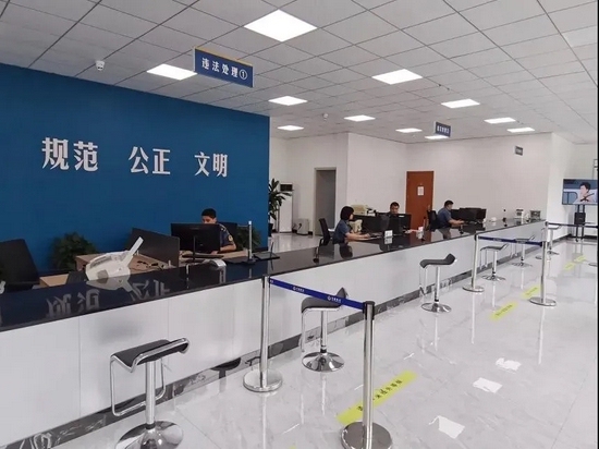 为方便群众办事,合理设置窗口大厅布局,将休息区,便民区,宣教区融为