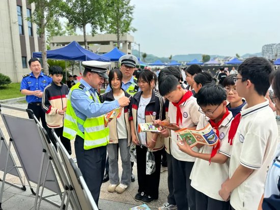 5月31日上午,坞根镇首届"61嘉年华"活动在红军小学隆重举行,坞根中学