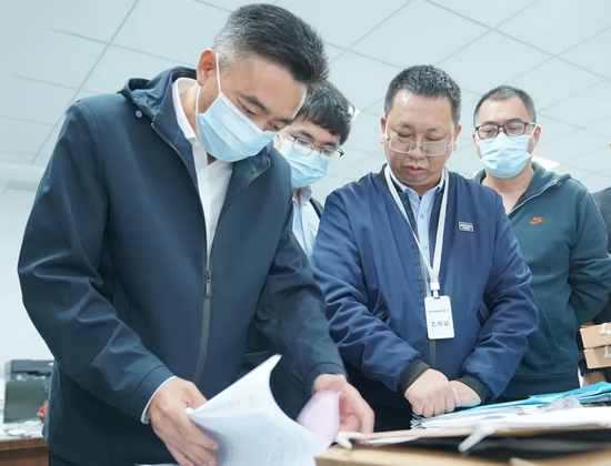 公安局长罗杰深入一线暗访检查道路交通安全和防疫工作