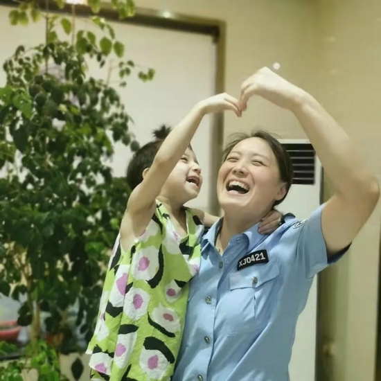 维汉一家亲4岁维族女孩一声萨克其阿娜太暖心