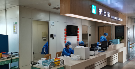 "这几天我们平均每天都会收治10名左右轻中型新冠感