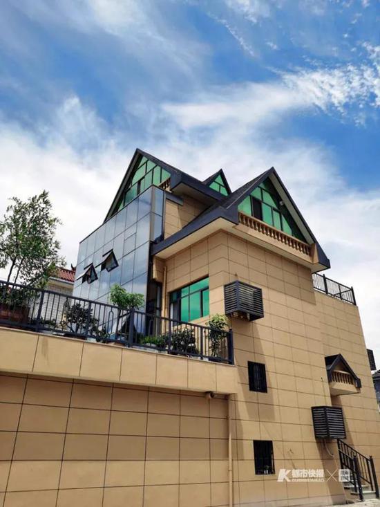 绍兴 绍兴 正文  房子外立面和房子里的设施,都做了改装.