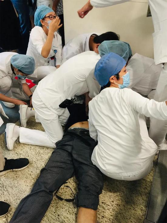 闻讯而来的心脏大血管外科陈医生及附近的诊区护士迅速集结加入抢救