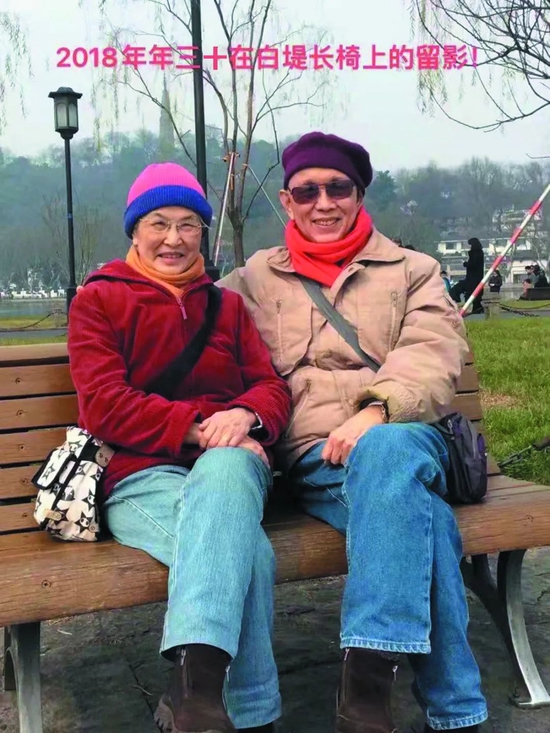 杭州西湖边居住的一对夫妻每年年三十都在西湖合影