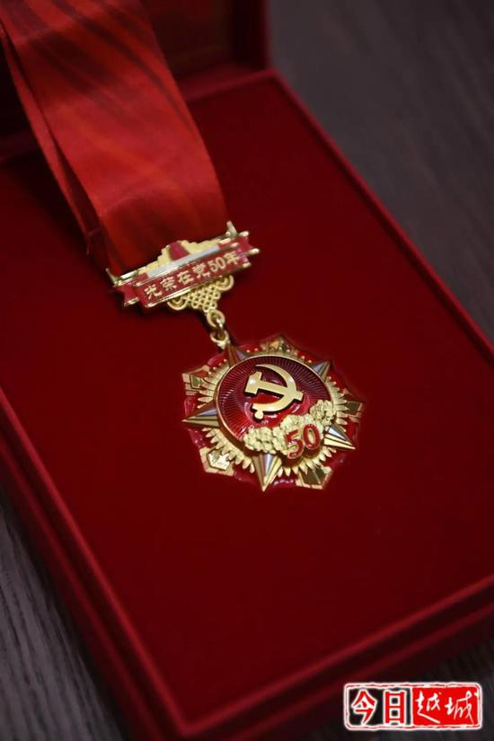 越城区4600余名老党员获此纪念章