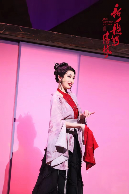 温州市越剧院院长黄燕舞表示,培养青年演员在传承越剧经典传统剧目的