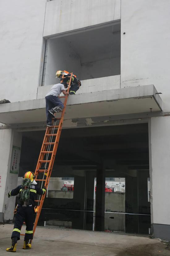 利用6米拉梯在2层救出2名被困人员