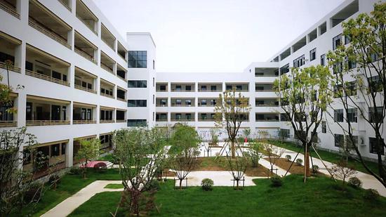 桐乡市濮新学校整体以现代简约风为主,主色调为白色.